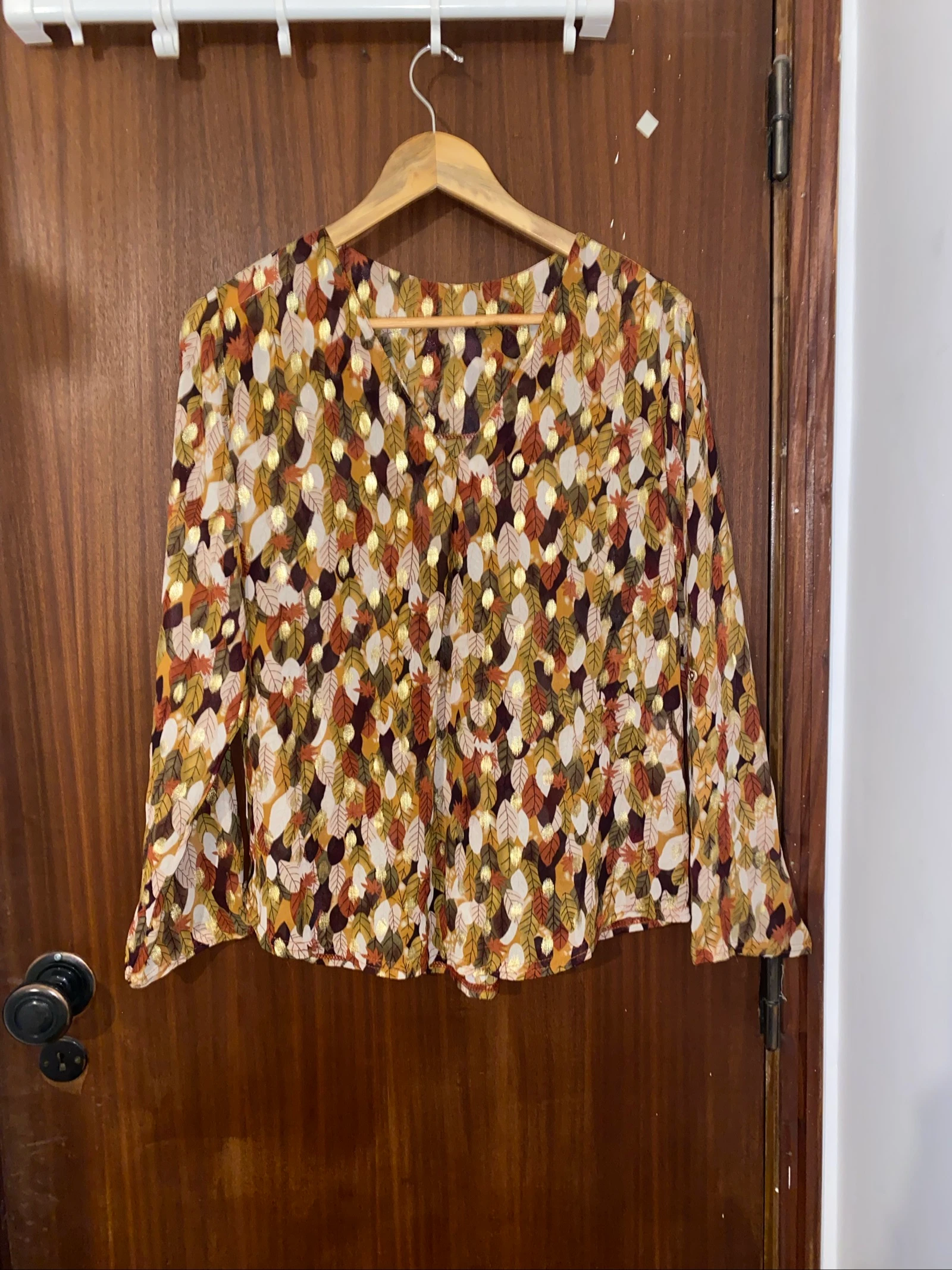 Blusa decote V estampa folhas douradas